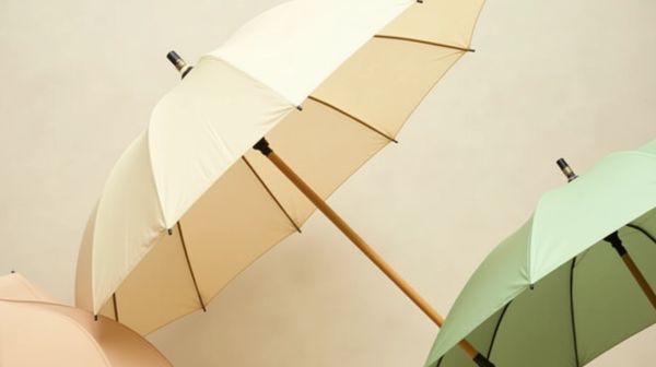 Location de parasols écru, taupe et vert pour vos événements